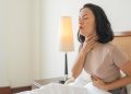 8 Cara Mengatasi Sakit Tenggorokan di Rumah yang Bisa Dilakukan