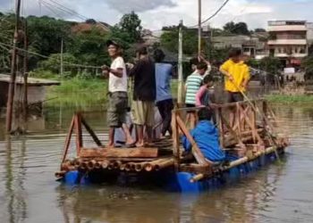 Warga Depok Buat Getek untuk Menyebrangi Banjir di Jalan Sawangan-Cipayung
