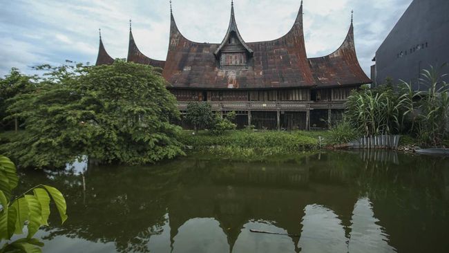 Warga Minang Sumbang 14 Kg Emas untuk Beli Pesawat Negara