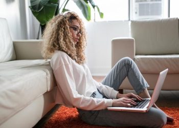 Perusahaan Swedia Luncurkan Program Jam Persahabatan Berbayar untuk Atasi Kesepian Pekerja