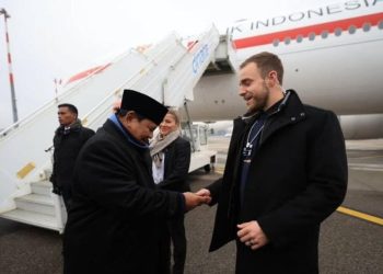 Momen Prabowo Serahkan Koin Kepresidenan kepada Pengawal Swiss Setelah WEF Davos