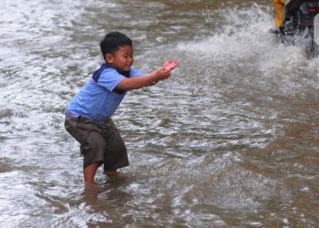Ahli Kesehatan Lingkungan Larang Anak Bermain di Air Banjir Karena Berisiko Bahaya