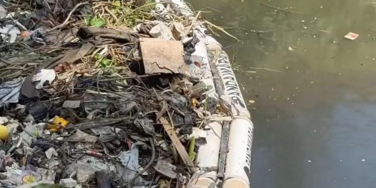 Penghalang Sampah Dirusak Pencuri Besi, Sampah Kembali Cemari Sungai Citarum