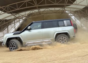 Menaklukkan Gurun Pasir Tertinggi di Dunia dengan Mobil Listrik Terbaru