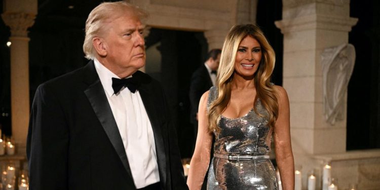 Adu Gaya Melania Trump dan Kylie Jenner dalam Busana Metalik yang Berbeda