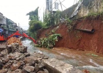 Hujan Deras Memicu Longsor di Depok, Pemkot Turunkan Tim DPUPR