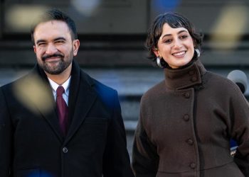 Rama Duwaji Dampingi Zohran Mamdani Disumpah di Bawah Al-Qur’an Sebagai Wali Kota Muslim New York