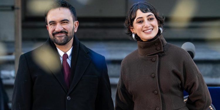 Rama Duwaji Dampingi Zohran Mamdani Disumpah di Bawah Al-Qur’an Sebagai Wali Kota Muslim New York