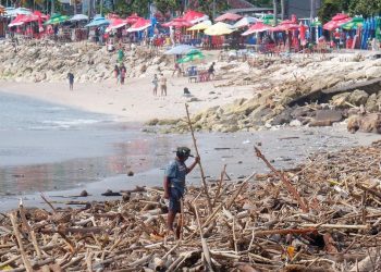 Cuaca Ekstrem dan Sampah Mencemari Pantai Kuta Bali