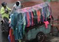 Hujan Bawa Berkah, Sosok Ini Jadia Miliarder dari Penjualan Jas Hujan