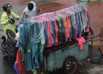 Hujan Bawa Berkah, Sosok Ini Jadia Miliarder dari Penjualan Jas Hujan
