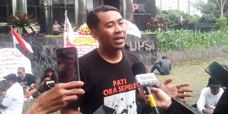 Warga Pati Rayakan Penahanan Bupati Nonaktif Sudewo di KPK