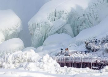 Keindahan Menawan Air Terjun Niagara yang Membeku