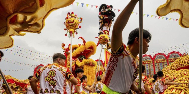 Parade 60 Negara dalam Perayaan Malam Tahun Baru Imlek di Hong Kong